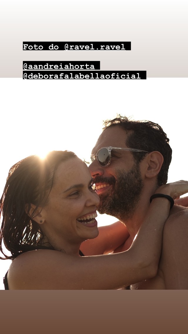 Débora Falabella mostra clique raro curtindo as férias com o marido
