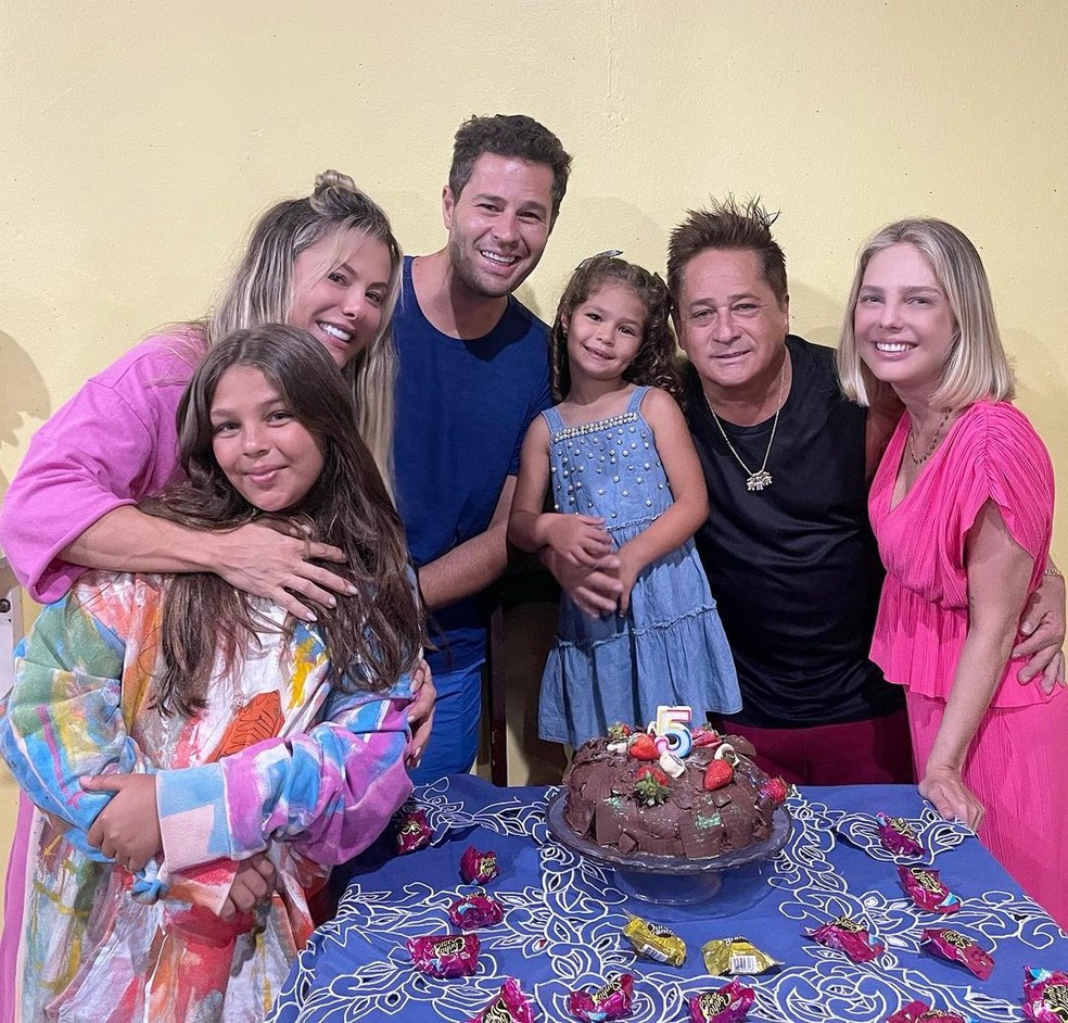 Maria Sophia (Mafifi), Poliana Rocha, Pedro Leonardo, Maria Vitória (Mavie), Leonardo e Thais Gebelein — Foto: Reprodução/Instagram