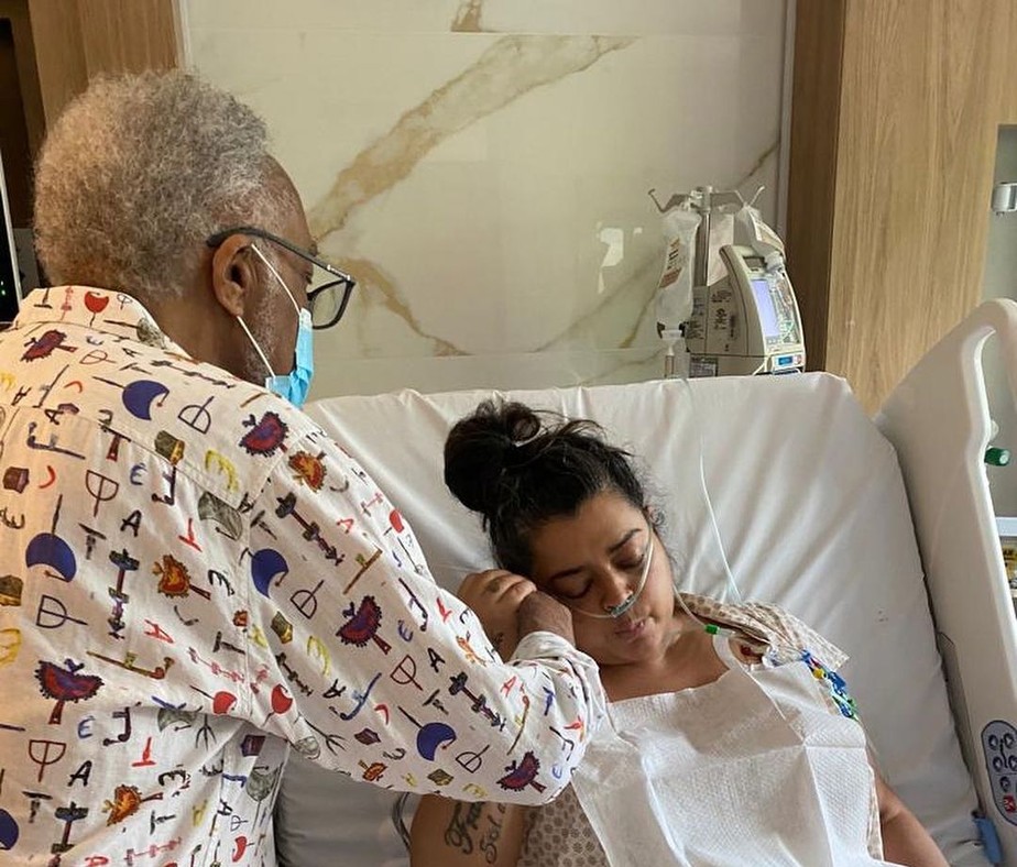 Preta Gil ganha o carinho de Gilberto Gil durante tratamento contra câncer em hospital