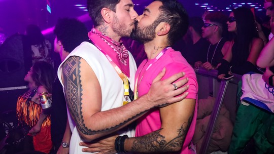 Mauro Sousa e o marido trocam beijos em evento LGBTQIA+ em São Paulo