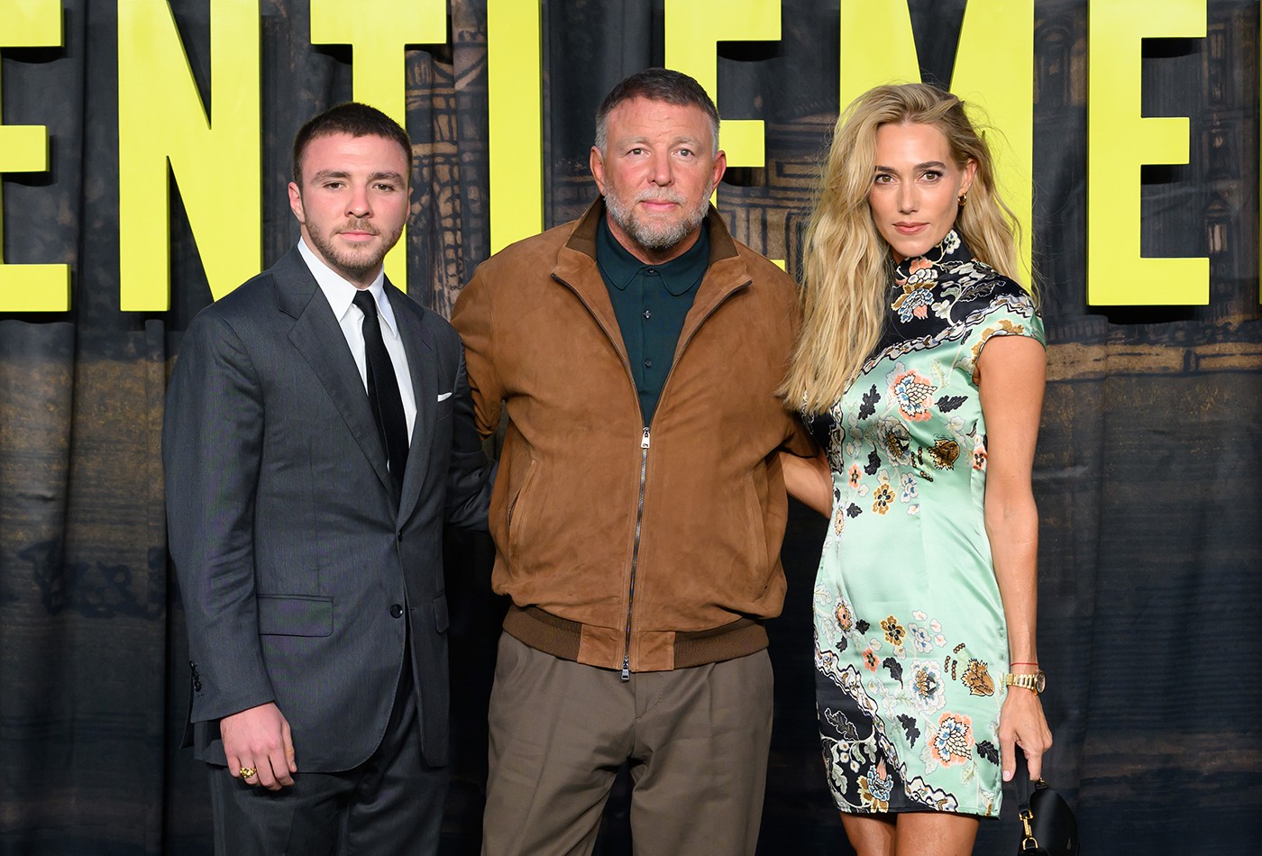 A cara do pai, filho de Madonna faz aparição rara com Guy Ritchie e madrasta em première - QTU Questões do Universo