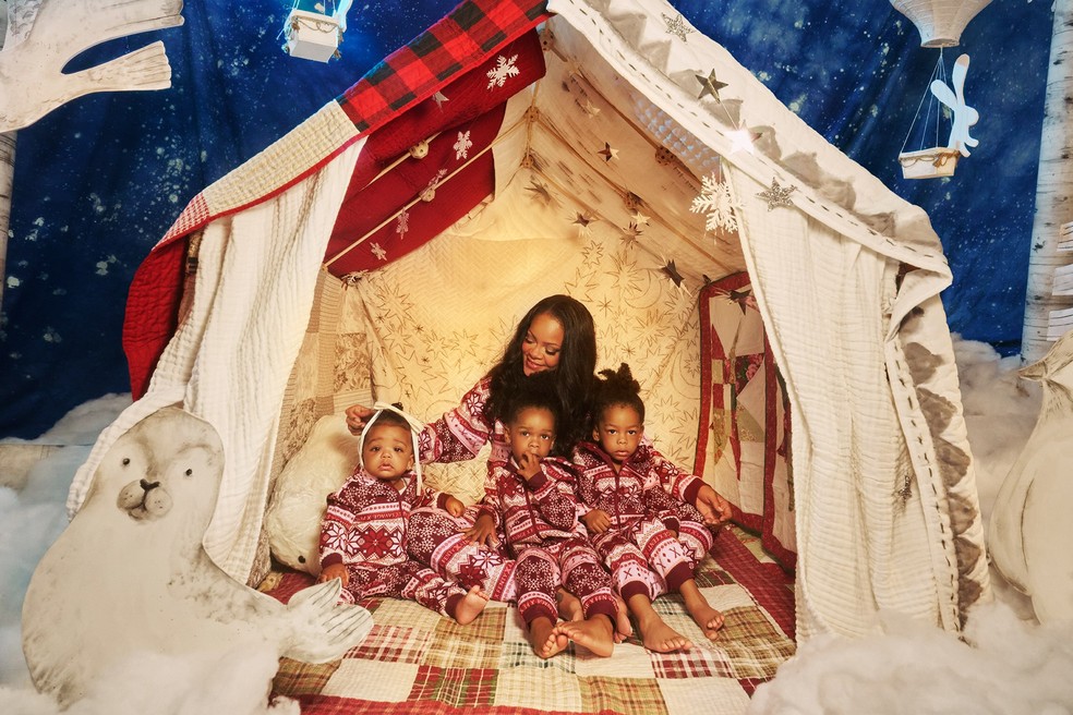 Rihanna faz ensaio natalino com os filhos — Foto: Reprodução/Instagram