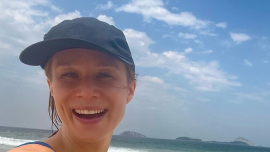 De biquíni, Mariana Ximenes curte dia de comilança na praia 