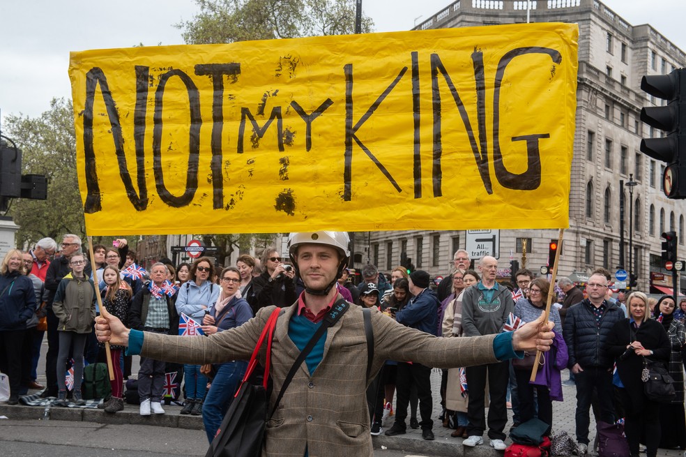 Coroação do rei Charles III tem multidão nas ruas e protestos