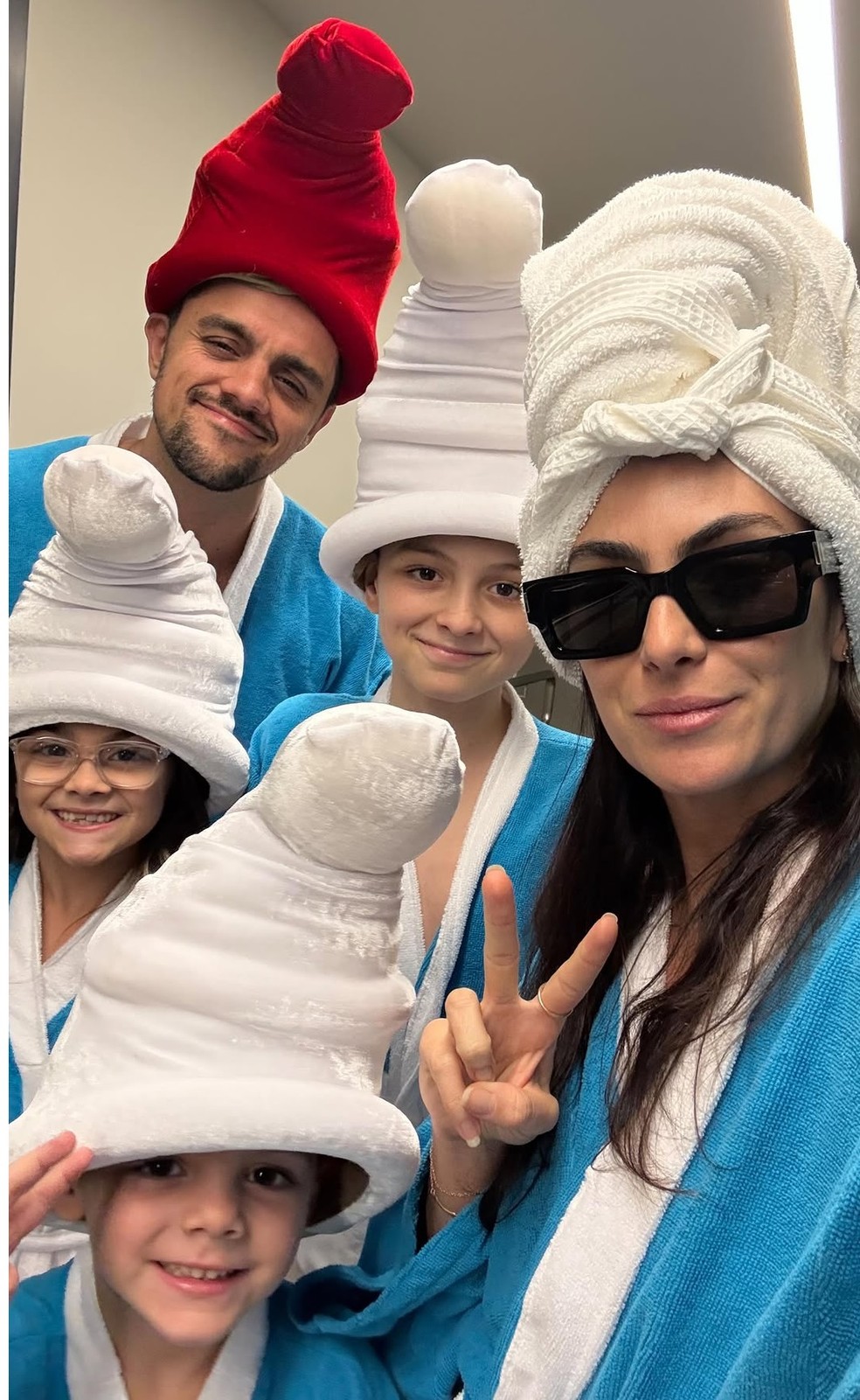 Felipe Simas e a esposa, Mariana Uhlmann, com os filhos Joaquim, Maria e Vicente — Foto: Reprodução/Instagram
