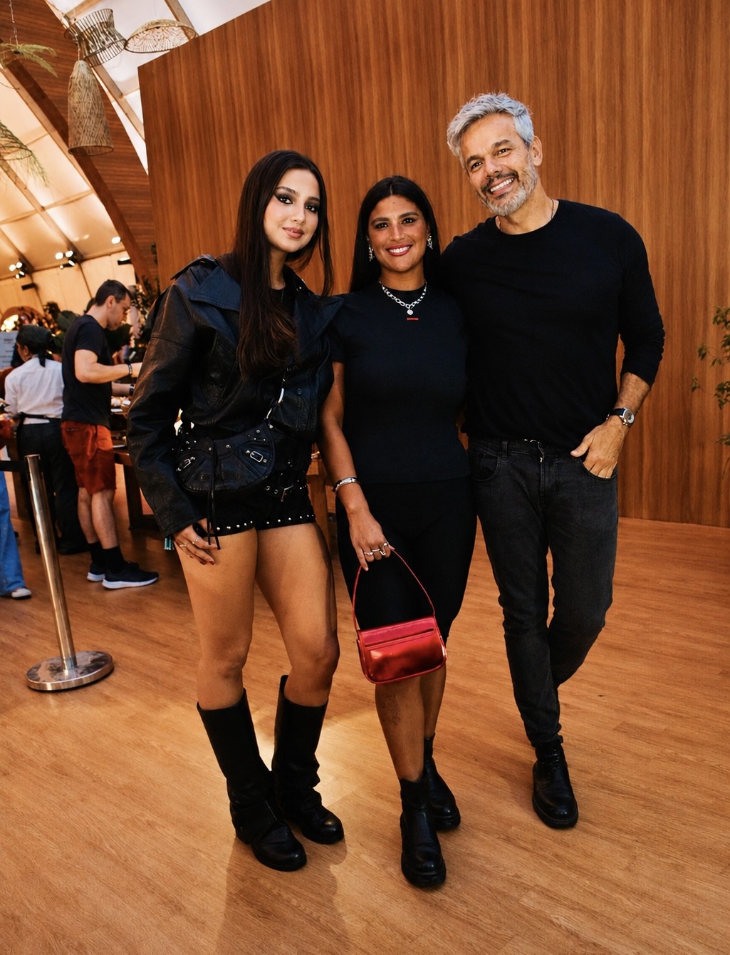 Otaviano Costa posa com as filhas de Flávia Alessandra no Rock in Rio e tamanho da caçula impressiona