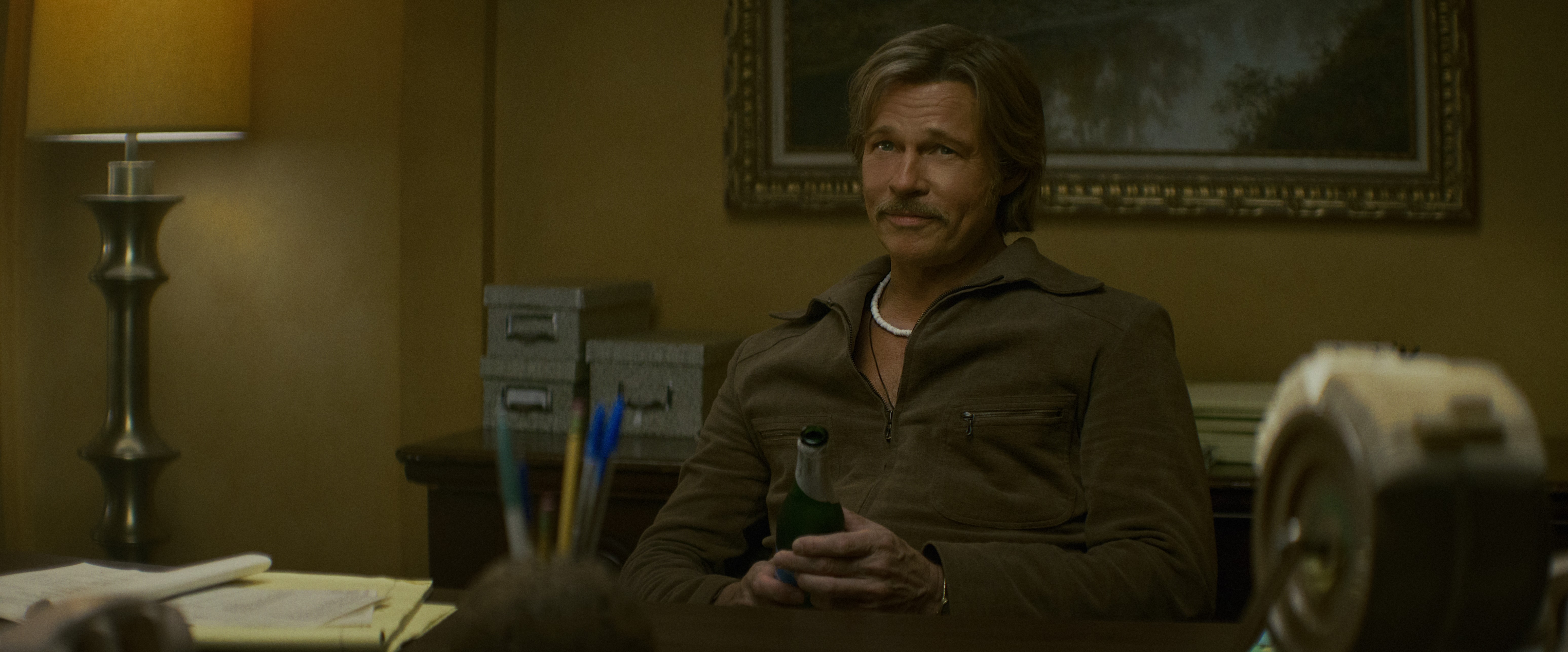 Brad Pitt surge com bigodão em 'As Novas Desventuras de Cliff Booth' - Foto
