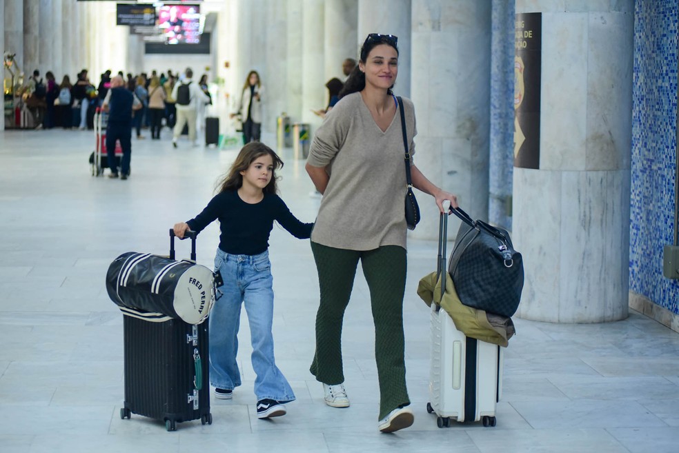 Débora Nascimento desembarca no Rio de Janeiro com a filha; fotos