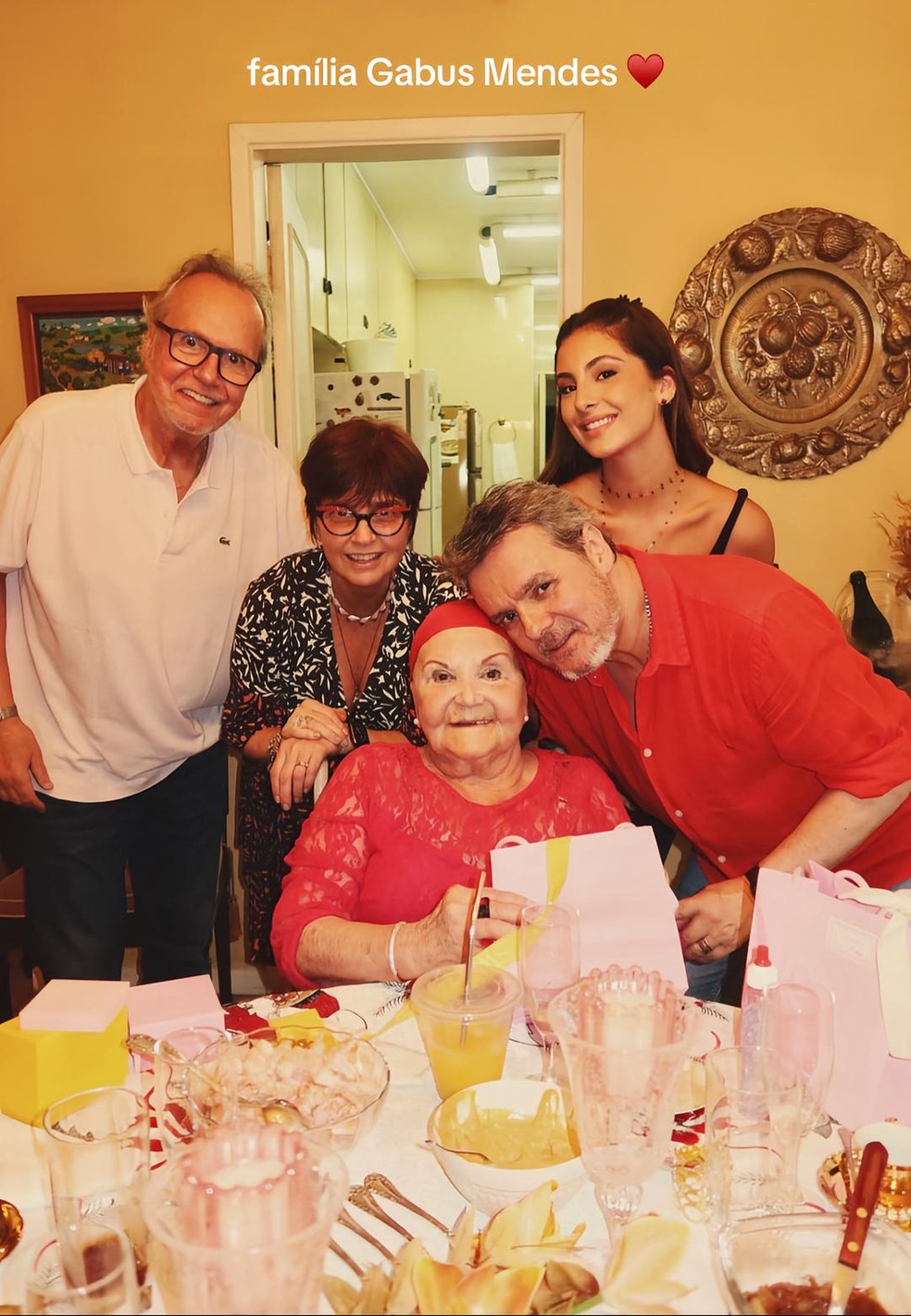 Cássio Gabus Mendes, Lídia Brondi, Luiza Gabus Mendes, Cássio Gabus Mendez e Elenita Blanco — Foto: Reprodução TikTok