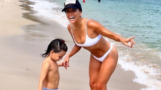 De biquíni branco, Eva Longoria registra dia na praia com o filho