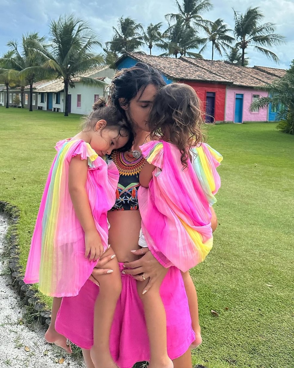 Marcella Fogaça com Sophia e Pietra — Foto: Reprodução/Instagram