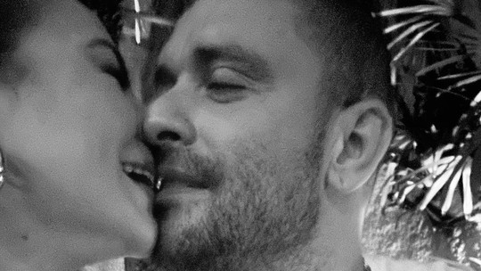 Paolla Oliveira abre álbum de aniversário com direito a beijo em Diogo Nogueira