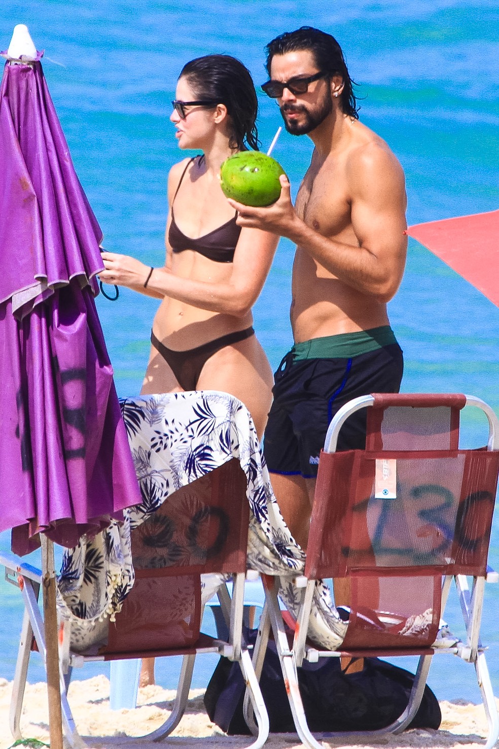 Agatha Moreira e Rodrigo Simas na Praia da Barra da Tijuca, no Rio — Foto: Fabricio Pioyani/AgNews