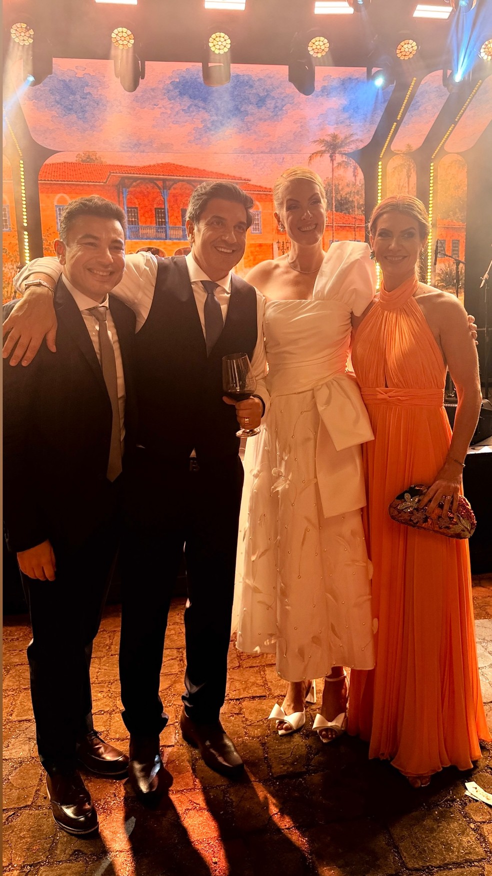 Os noivos, Edu Guedes e Ana Hickmann, com o renomado cabeleireiro Robson Jassa — Foto: Reprodução/Instagram
