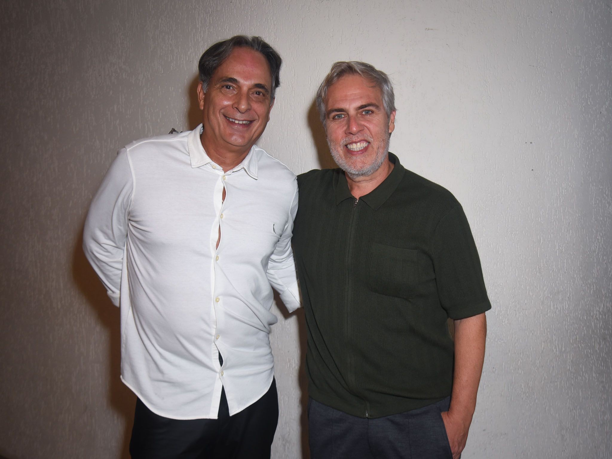 Anderson Müller e o marido prestigiam estreia teatral em SP