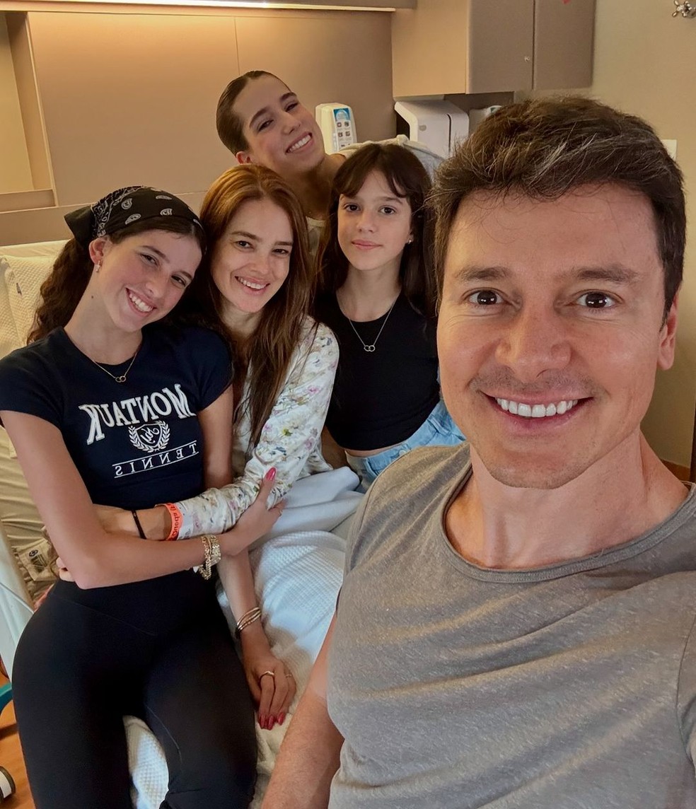 Rodrigo Faro reúne família em hospital após Vera Viel retirar tumor: 'Vamos  passar por isso juntos'