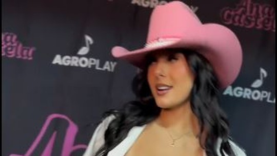 Ana Castela exibe barriga chapada e aposta em look cowgirl todo rosa
