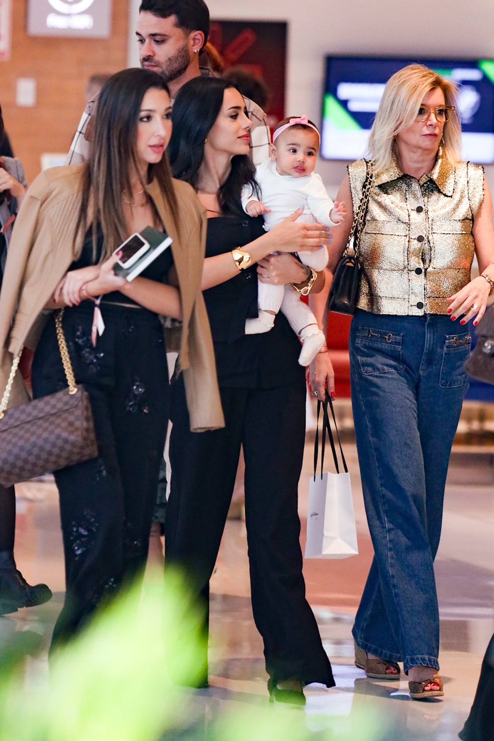 Bruna Biancardi com Mavie, sua filha com Neymar — Foto: Brazil News