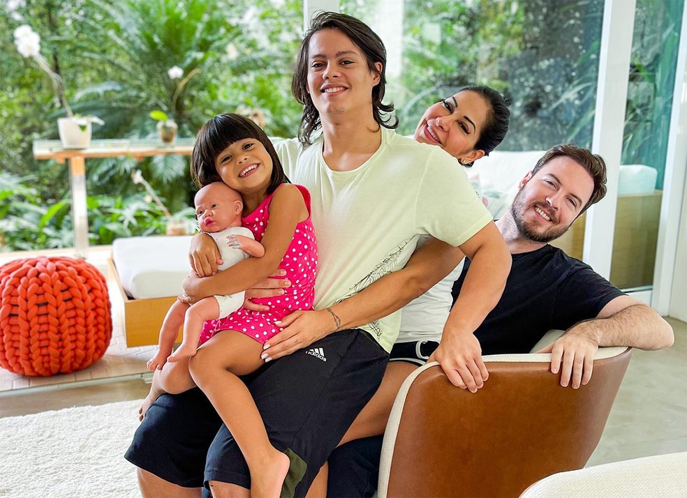 Maíra Cardi, os filhos Lucas e Sophia, e o noivo, Thiago Nigro, conhecido como 'Primo Rico' — Foto: Reprodução / Instagram