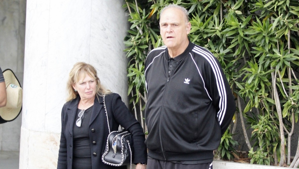 Oscar Schmidt atende fãs ao desembarcar em aeroporto no Rio