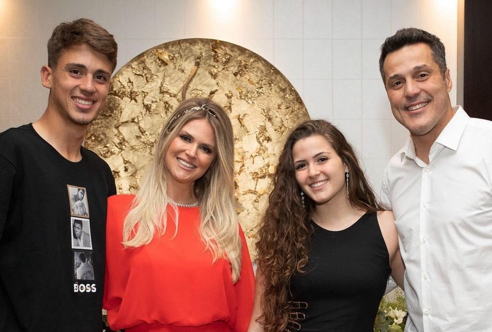 Susana Werner e Julio Cesar com os filhos Caue e Giulia — Foto: Reprodução/Instagram