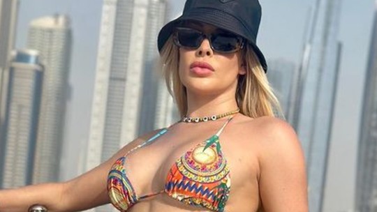 Ex-BBB Jaquelline Grohalski mostra frente e verso de biquíni em passeio em Dubai