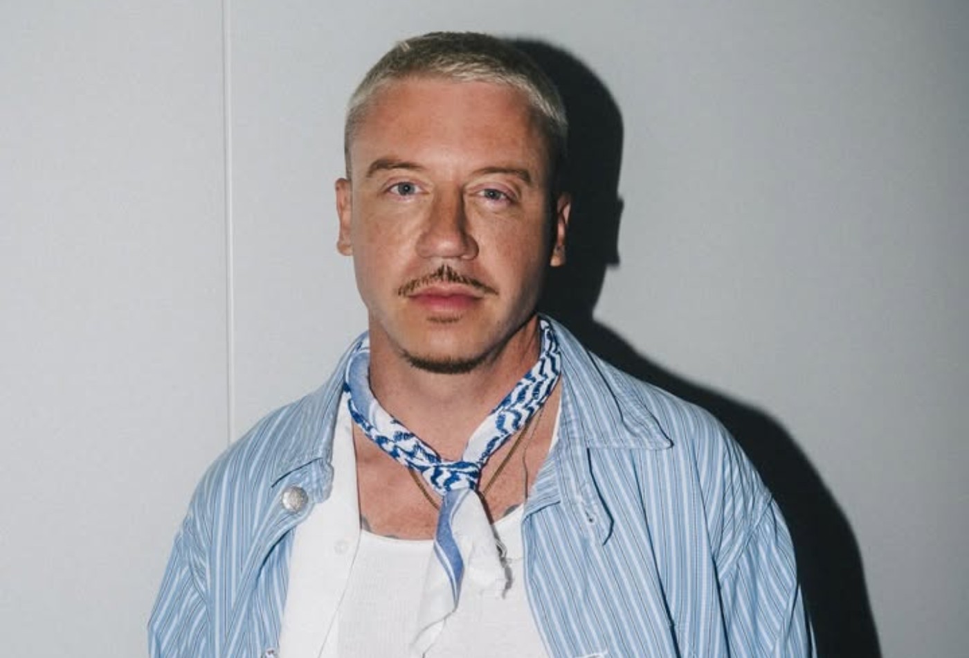 Macklemore volta a comentar expulsão de turnê de Ed Sheeran em primeiro show beneficente: 'Palavras são tão ameaçadoras'