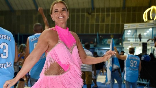Aos 61 anos, a 'vovó musa' do Carnaval, arrasa em noite de samba no Rio