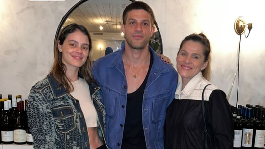 Chay Suede curte férias em NY com Laura Neiva e Ingrid Guimarães