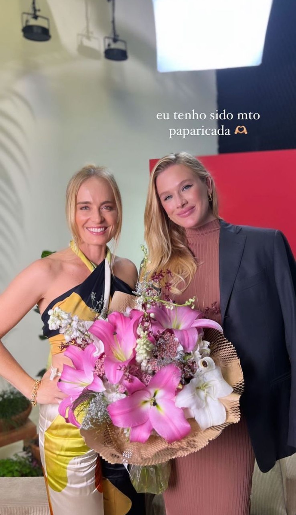 Grávida, Fiorella Mattheis ganha flores de Angélica 'Paparicada'