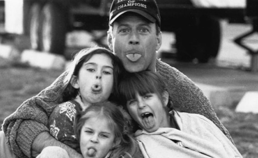 Bruce Willis entre as filhas Rumer, Scout e Tallulah