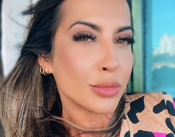 Priscila Pires posa de topless e desperta interesse na web: 'Podia