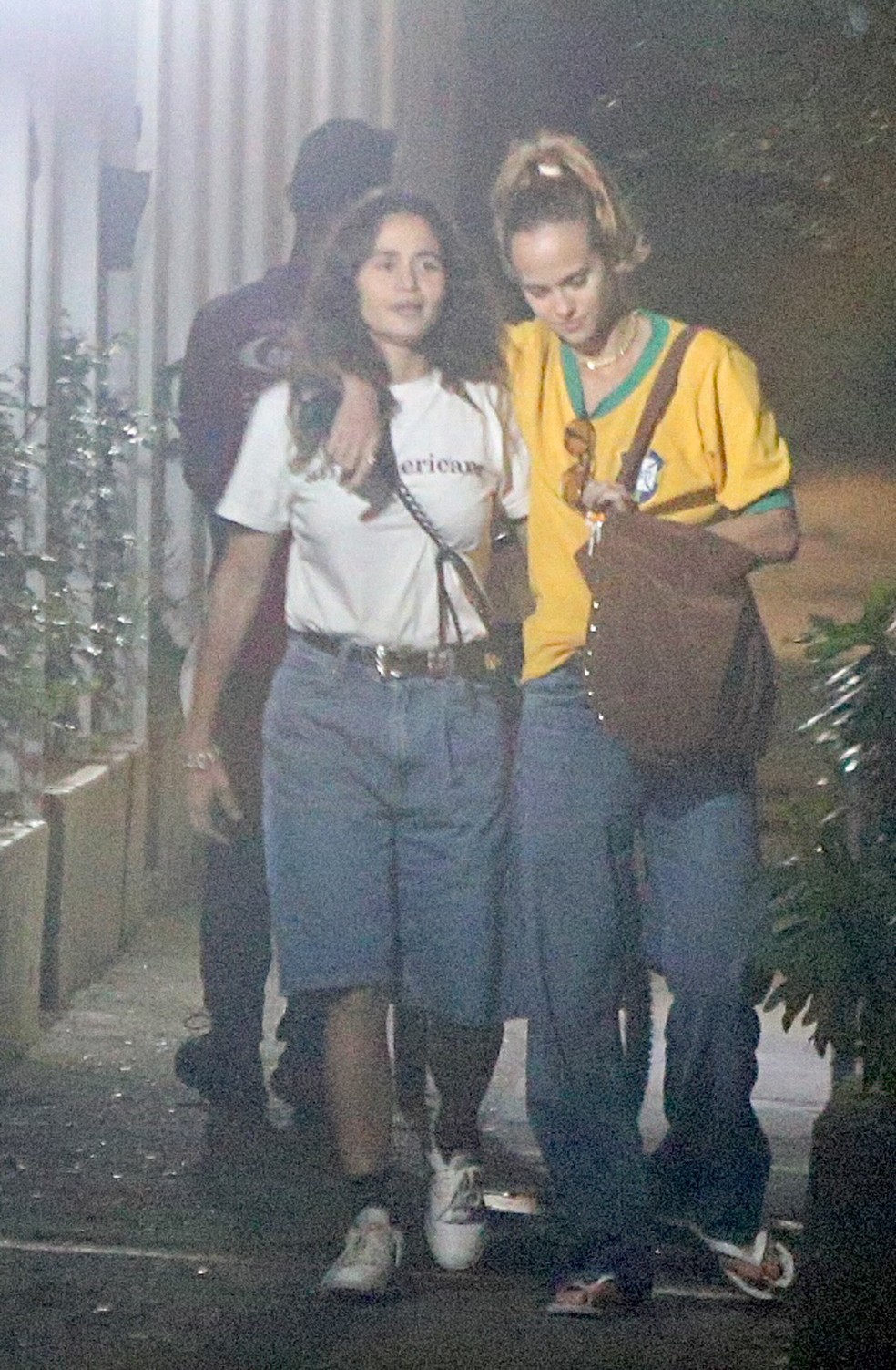 Nanda Costa deixa bar no Rio agarradinha com Emilie Rey após jogo do Brasil