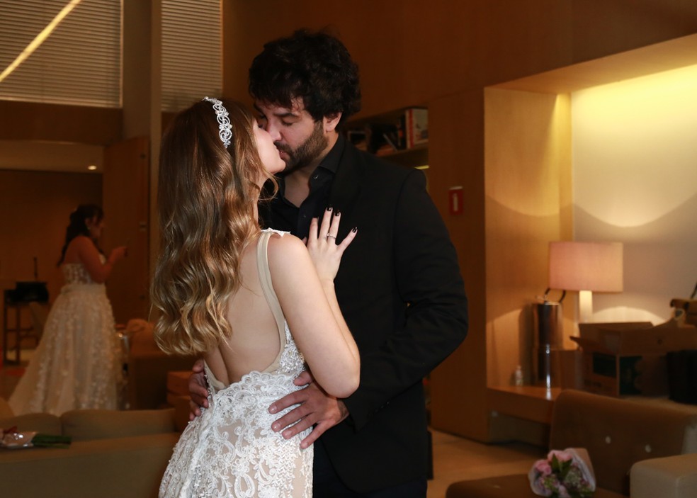 Duda Reis recebe o carinho do noivo, Du Nunes, ao desfilar de noiva — Foto: Claudio Augusto/BrazilNews