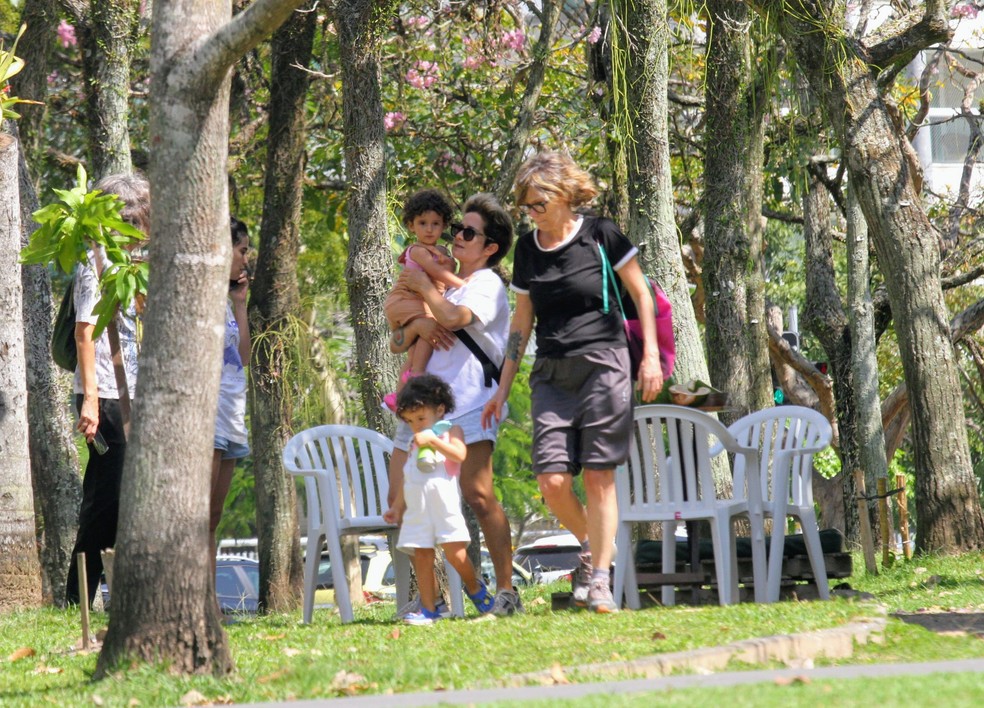 Nanda Costa e Lan Lanh passeiam com as filhas gêmeas, Kim e Tiê — Foto: Daniel Delmiro/AgNews