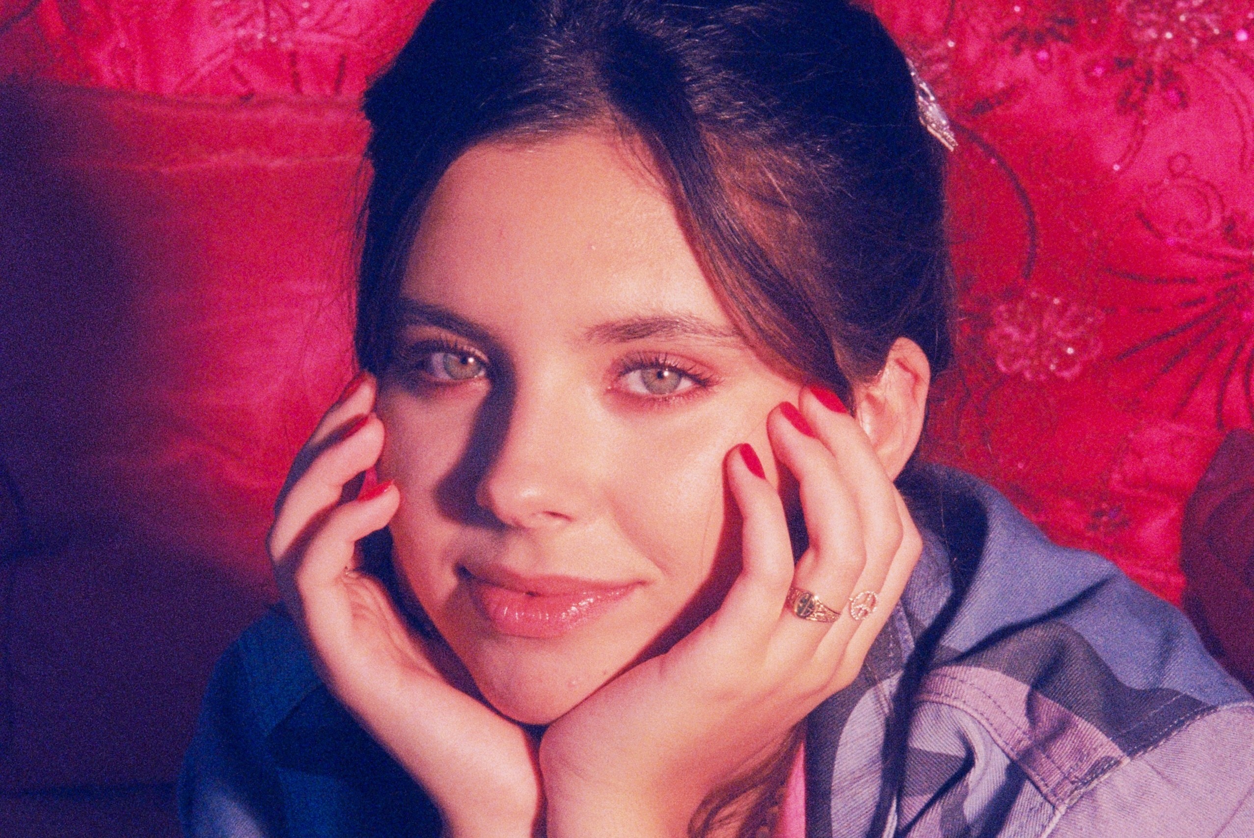 Flor Gil estreia nos palcos como protagonista de ‘Confissões de Adolescente’ em musical que resgata clássico dos anos 90
