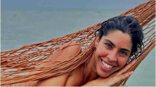 Bela Gil posa topless em praia e ganha elogios: 'Obra de arte esse corpo'