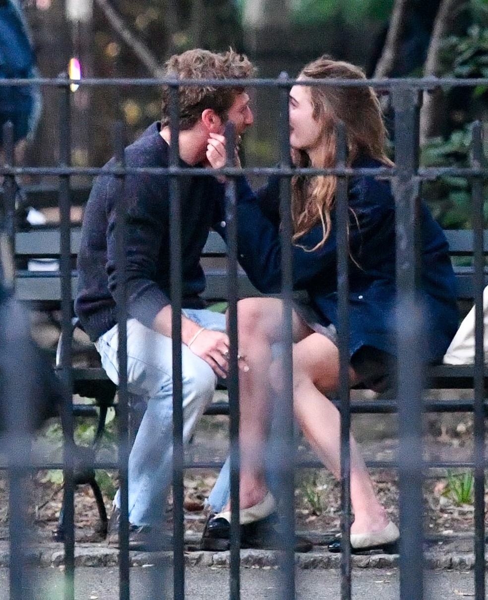 Jeremy Allen White é visto em clima íntimo com modelo 10 anos mais nova — Foto: The Grosby Group