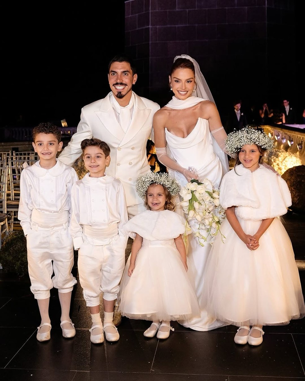 Giovanna Lancellotti e Gabriel David com os pajens e daminhas do casamento — Foto: Reprodução/Instagram