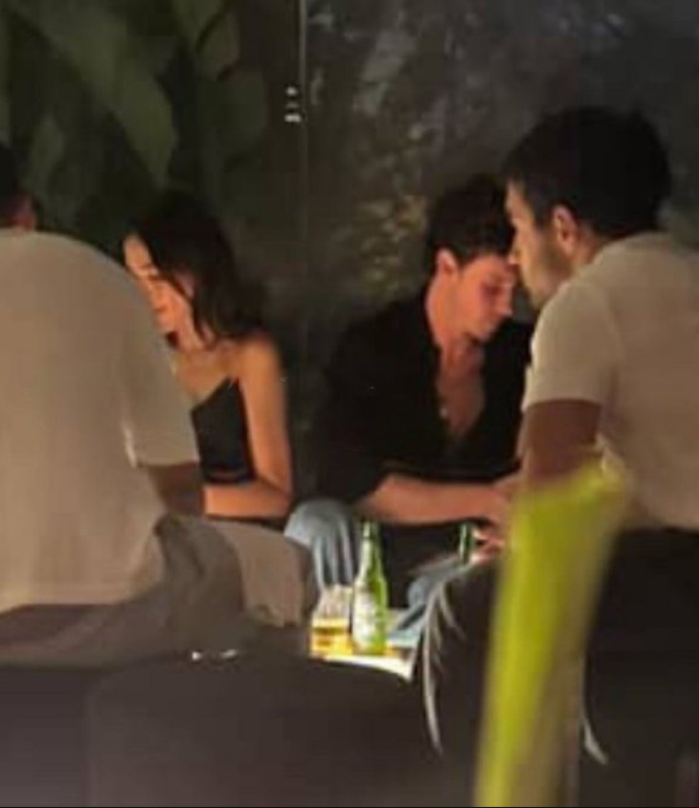 Bruna Marquezine e Shawn Mendes s&atilde;o vistos em jantar intimista ap&oacute;s flagra na praia &mdash; Foto: Reprodu&ccedil;&atilde;o/Instagram @dailydogarotinho