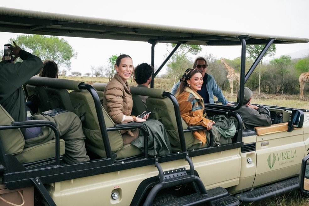 Juliana Paes e Ana Furtado em safári — Foto: Divulgação Club Med
