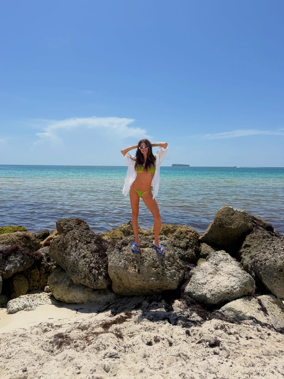 Thaila Ayala abre álbum com biquíni de crochê nas cores da bandeira do Brasil e segue tendência da Copa — Foto: Reprodução/Instagram