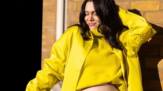 Jessie J exibe barriga de gravidez