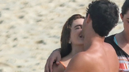 Mariana Goldfarb troca beijos com namorado em praia no Rio