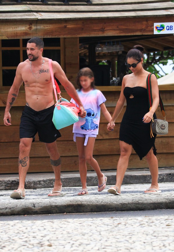 lexa-curte-dia-de-praia-com-namorado-ricardo-vianna-e-a-enteada-fotos
