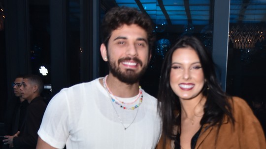 Ana Castela e Gustavo Mioto posam juntos em festa em meio a rumores de namoro