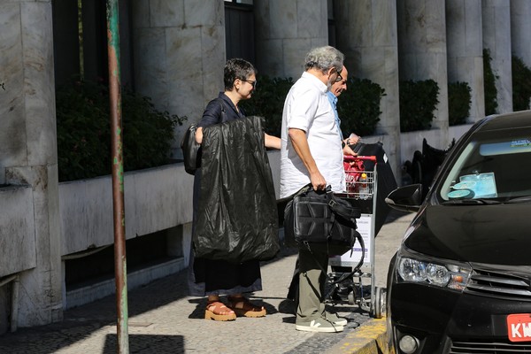 Discretos, Sandra Annenberg e Ernesto Paglia desembarcam no Rio; fotos