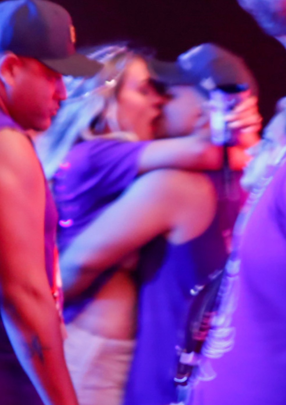 Andressa Urach beija moreno na folia de Salvador — Foto: Divulgação/Divulgação