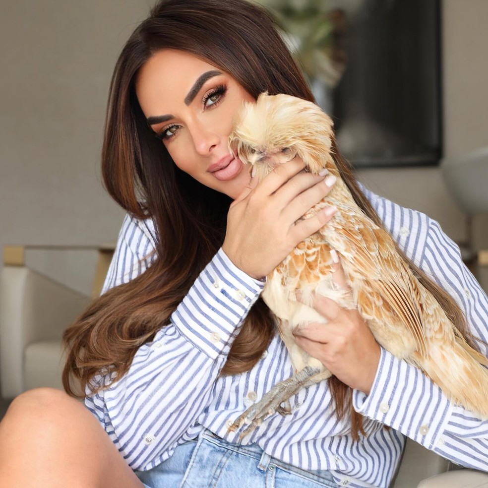 Nicole e a galinha padovana 'Lexa' — Foto: Reprodução/Instagram