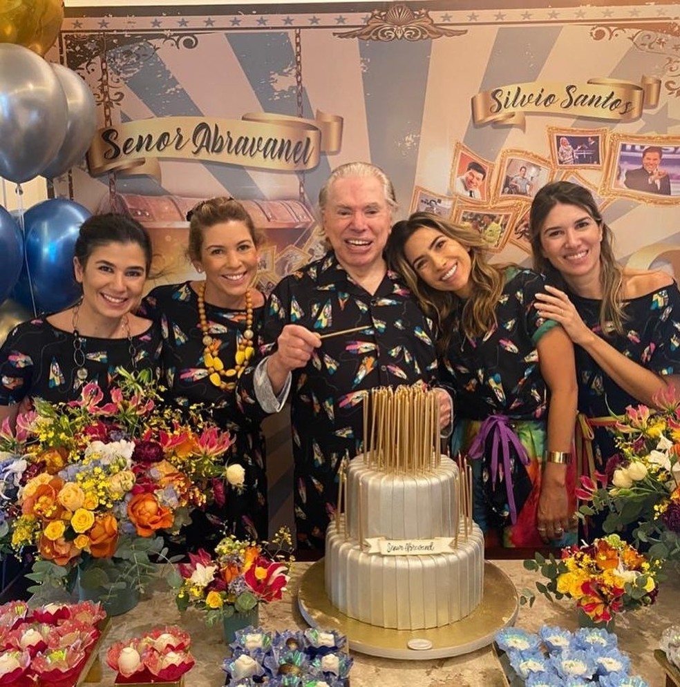 Silvio entre as filhas Renata, Daniela, Patrícia e Rebeca -- as quatro do casamento com Iris Abravanel — Foto: Reprodução/Instagram